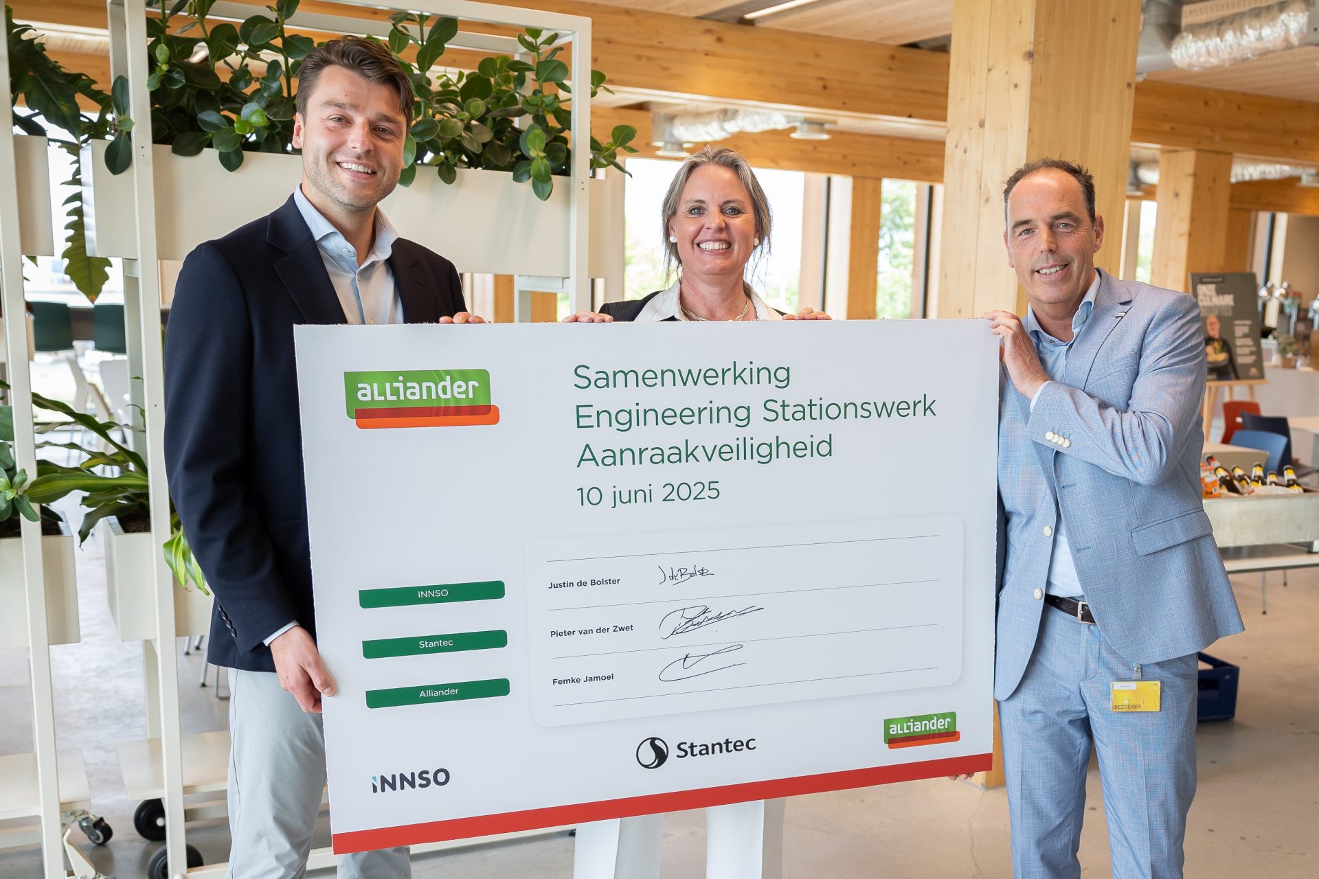 Onze rol: INNSO als spil in de uitvoering INNSO is verantwoordelijk voor de uitvoering van een aanzienlijk deel van dit programma en neemt de regierol op zich. Daarbij werken we nauw samen met onze partners om niet alleen de operatie soepel te laten verlopen, maar ook om risico’s beheersbaar te houden, draagvlak te creëren en de maakbaarheid van oplossingen te borgen. Wij geloven dat échte vooruitgang ontstaat in de voorbereiding: in zorgvuldig ontwerp, realistische planning en open communicatie. Juist daarin maken we het verschil, vóór de eerste schop de grond in gaat. Samenwerking als fundament Deze opdracht is tot stand gekomen vanuit vertrouwen, gezamenlijke visie en de wil om samen iets groots mogelijk te maken. Met Alliander als opdrachtgever en sterke partners als RPS, OMEXOM, IA Groep en Movares realiseren we een integrale aanpak waarin kwaliteit, veiligheid en uitvoerbaarheid centraal staan. We delen de overtuiging dat complexe uitdagingen alleen opgelost kunnen worden door samen te bouwen aan voorspelbare processen, gedragen besluiten en schaalbare oplossingen. Vooruitkijken: wat deze samenwerking mogelijk maakt De energietransitie vraagt veel van het Nederlandse net. In de komende jaren wordt in één op de drie straten in Nederland gegraven, dient 60.000 tot 80.000 kilometer aan nieuwe kabel tracés gecalculeerd en ontworpen te worden en zijn er 50.000 locaties voor nieuwe spanningsstations nodig. Dit programma is dus geen eindpunt, maar een belangrijk vertrekpunt. Een voorbeeld van hoe je met de juiste partners en de juiste intentie grote stappen kunt zetten. De toekomst vormgeven doe je samen We zijn trots op het vertrouwen van Alliander en op de samenwerking met onze partners. Dit project is ons gezamenlijke vertrekpunt waarbij we bijdragen aan veiliger Nederland én aan een elektriciteitsnet dat klaar is voor de toekomst